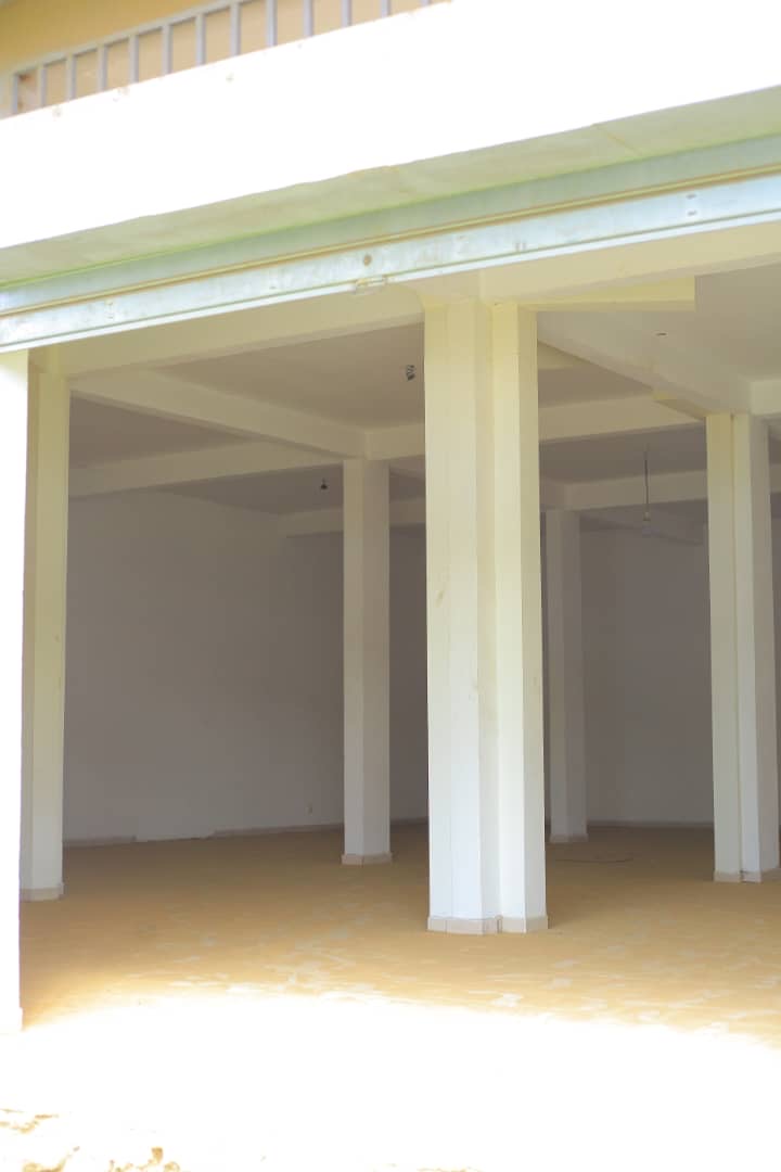 9 DÉPÔT ET BUREAU / VENTE 