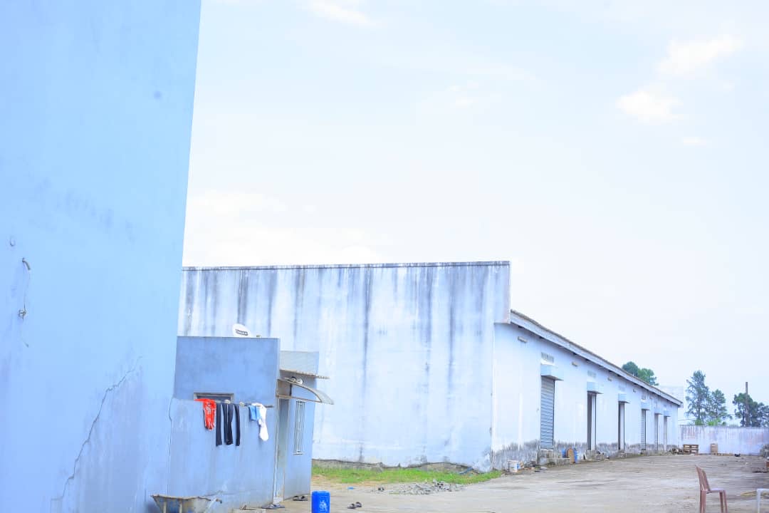 9 DÉPÔT ET BUREAU / VENTE 