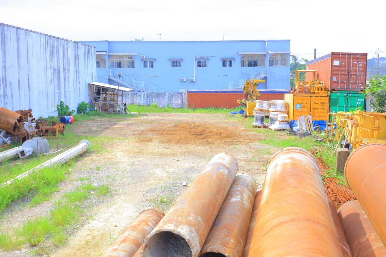 9 DÉPÔT ET BUREAU / VENTE 