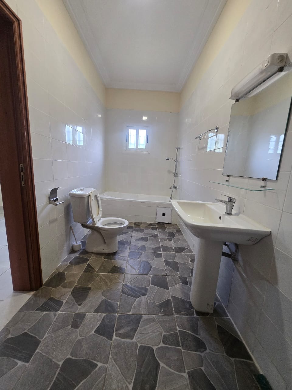 APPAREMMENT / LOCATION 