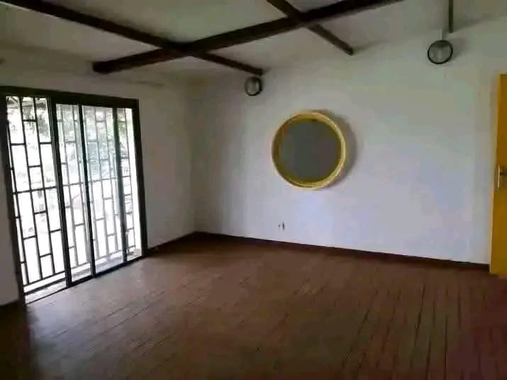 LOCAL COMMERCIAL / LOCATION 