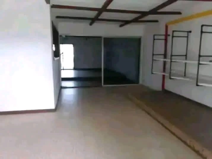 LOCAL COMMERCIAL / LOCATION 