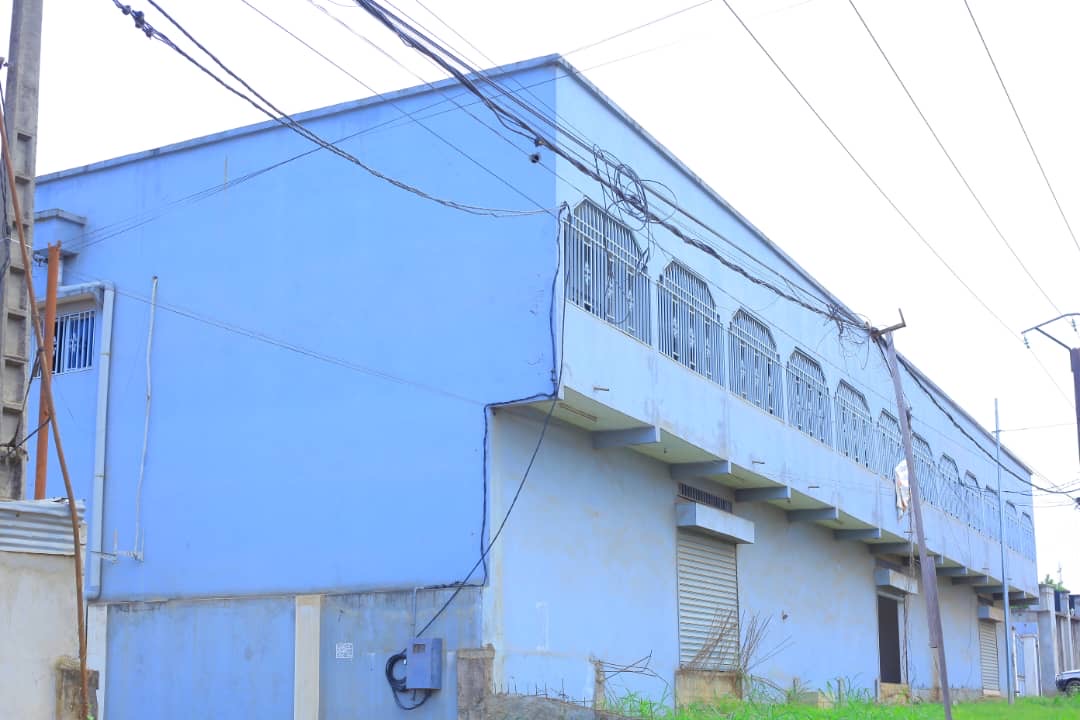 9 DÉPÔT ET BUREAU / VENTE 